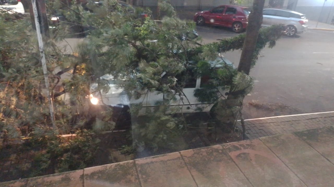 Temporal causa danos em residências e deixa bairros sem energia em Ijuí