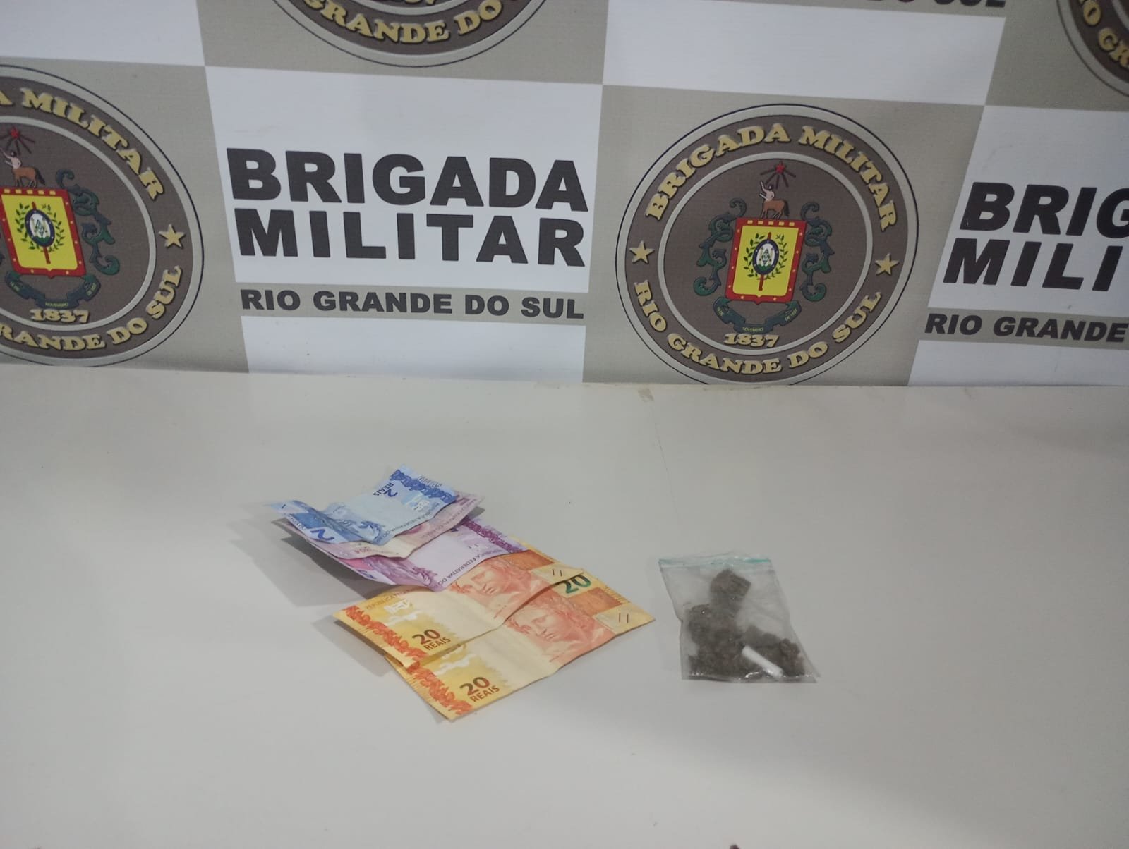 Brigada Militar apreende adolescente por tráfico de drogas no bairro São José em Ijuí