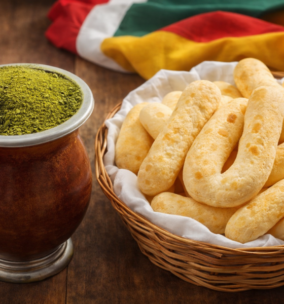 Chimarrão tradicional em cuia gaúcha acompanhado de biscoitos de polvilho, receita típica do Rio Grande do Sul