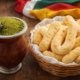 Chimarrão tradicional em cuia gaúcha acompanhado de biscoitos de polvilho, receita típica do Rio Grande do Sul