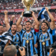Grêmio comemora título do Campeonato Gaúcho 2026 após empate no Grenal contra o Internacional no Beira-Rio